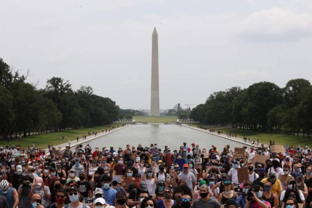 Los manifestantes se reúnen frente al Lincoln Memorial durante una protesta contra la brutalidad policial y el racismo el 6 de junio de 2020 en Washington, DC. AFP
