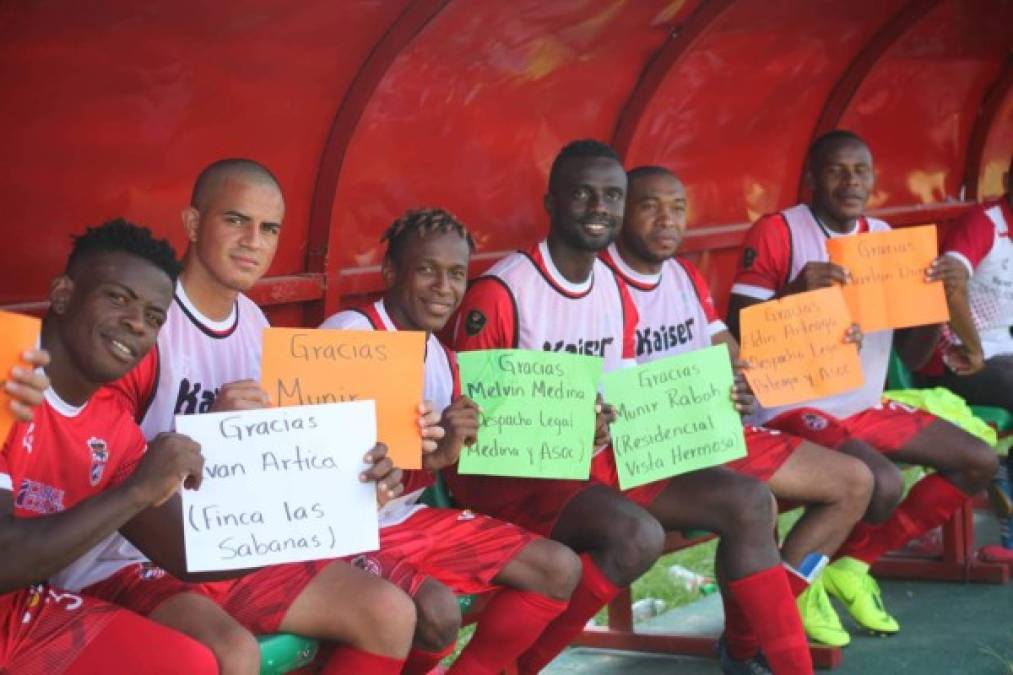 Los jugadores suplentes de la Real Sociedad aparecieron en el banquillo con estas pequeñas pancartas.