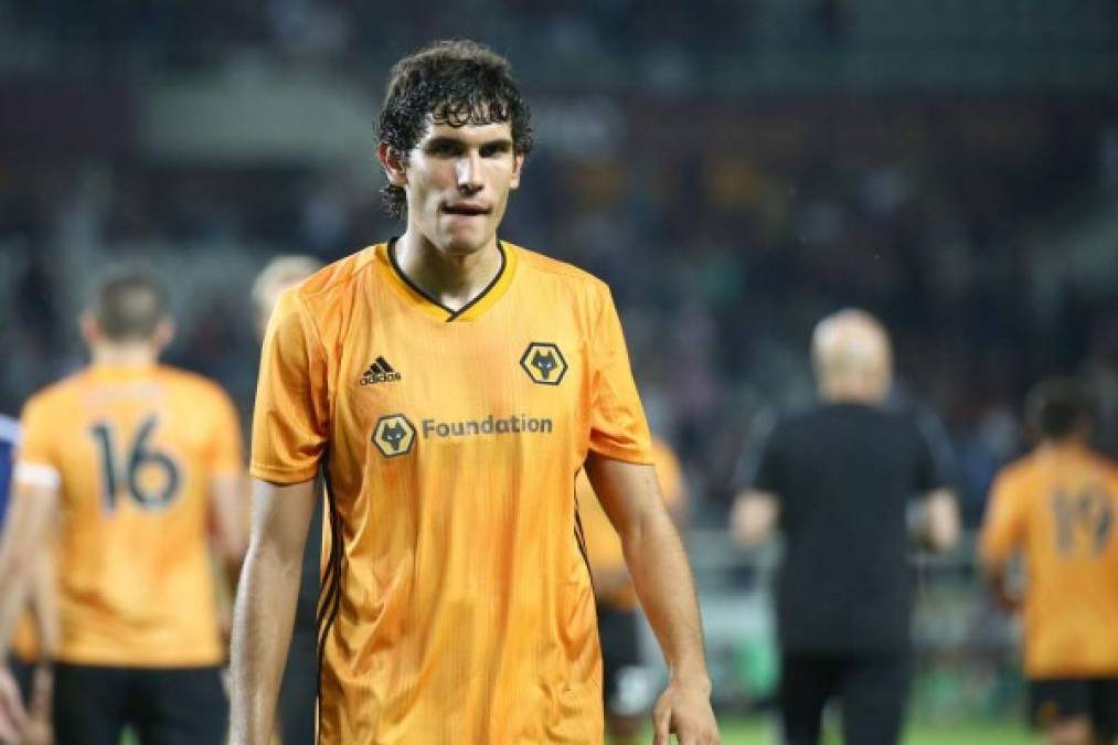 El defensa español Jesús Vallejo regresará al Real Madrid en este mercado para volver a salir cedido. Nuno Espirito Santo, entrenador del Wolverhampton, ha dado la confirmación a la salida del futbolista merengue ya que no cree que hayan acertado con su incorporación debido al discreto rendimiento que ha ofrecido. El DT admitió que 'las cosas no funcionan' y que debe marcharse a 'un club donde pueda jugar y seguir progresando'.