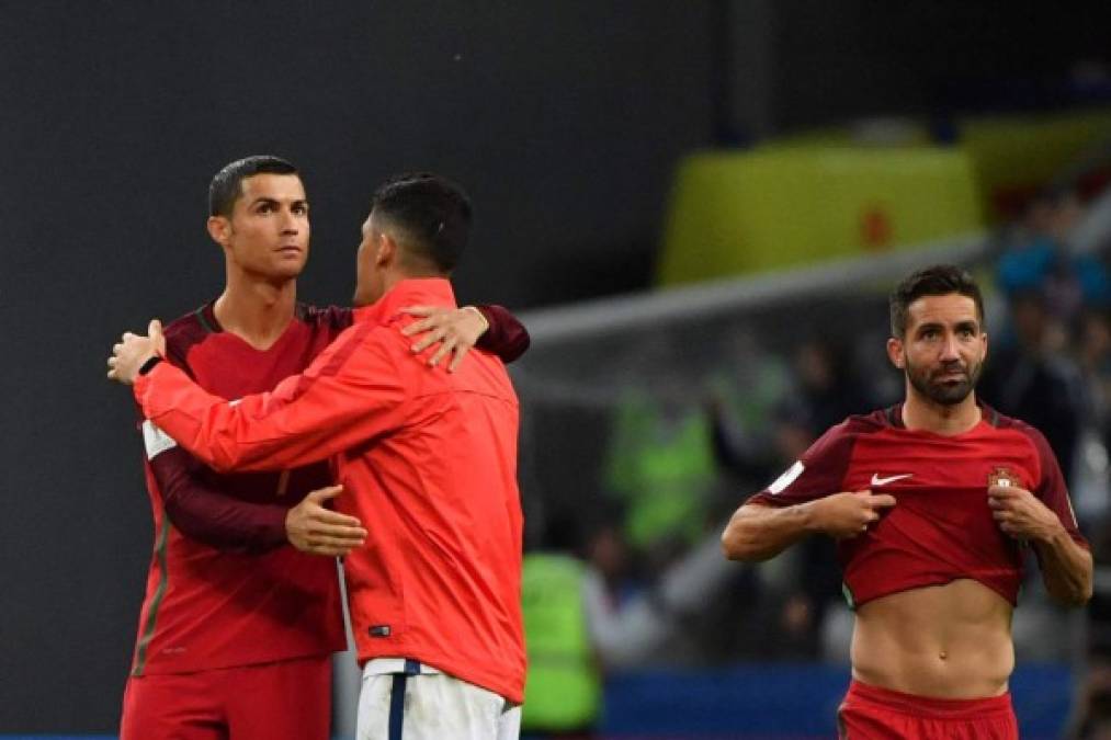 Portugal's forward Cristiano Ronaldo (L) and team mates react after their defeat during the 2017 Confederations Cup semi-final football match between Portugal and Chile at the Kazan Arena in Kazan on June 28, 2017. / AFP PHOTO / Yuri CORTEZ