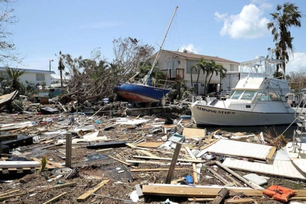 También en Islamorada, el agua barrió una construcción de tres pisos con seis apartamentos que colapsó como un castillo de naipes. Las paredes destruidas dejaban ver adentro montones de colchones y enseres revueltos en medio de un olor fétido.