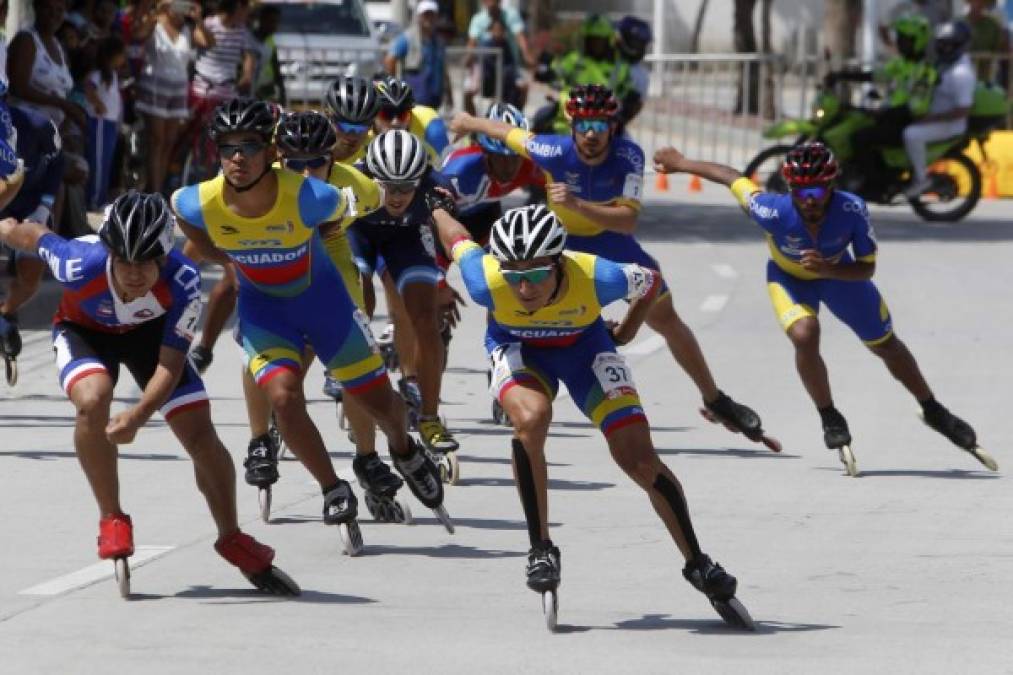 Patinaje. Disputando la maratón. Patinadores participan en la prueba de media maratón en los XVIII Juegos Bolivarianos, en Santa Marta, Colombia.