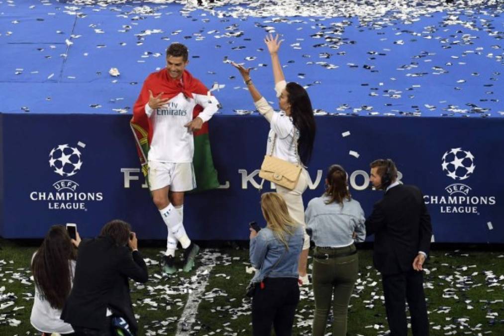 Georgina Rodríguez llega a felicitar a su prometido Cristiano Ronaldo. Foto AFP