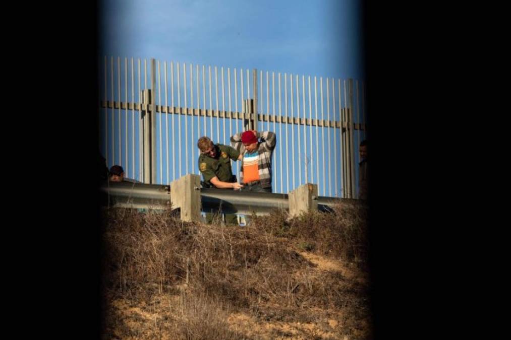 Según las autoridades mexicanas, el grupo que saltó el muro la madrugada de este lunes estaba compuesto por 25 migrantes de origen hondureño, entre estos 10 adultos y el resto menores.