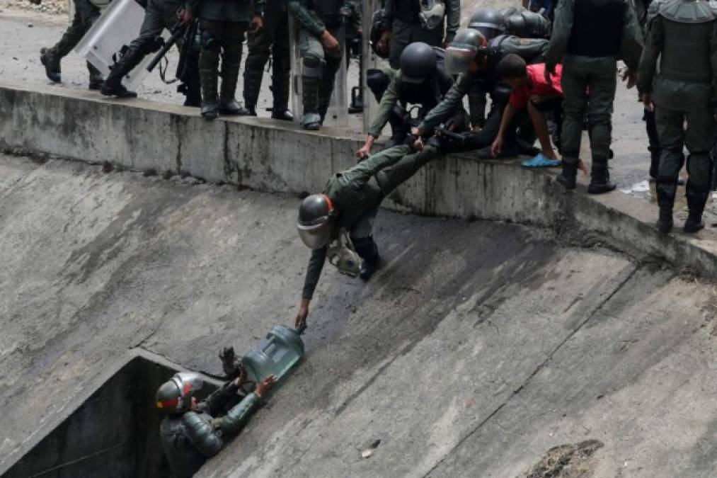 Los militares acordonaron el sitio como parte de un despliegue de seguridad ordenado por el Gobierno de Maduro cuando comienza a reinar el caos en la capital y otras grandes ciudades de Venezuela tras cumplirse cinco días de un apagón nacional.