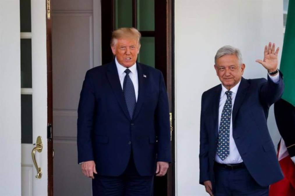 Trump dio la bienvenida López Obrador a las puertas de la residencia presidencial, pero ambos líderes evitaron el tradicional apretón de manos debido a la pandemia del coronavirus SARS-CoV-2.
