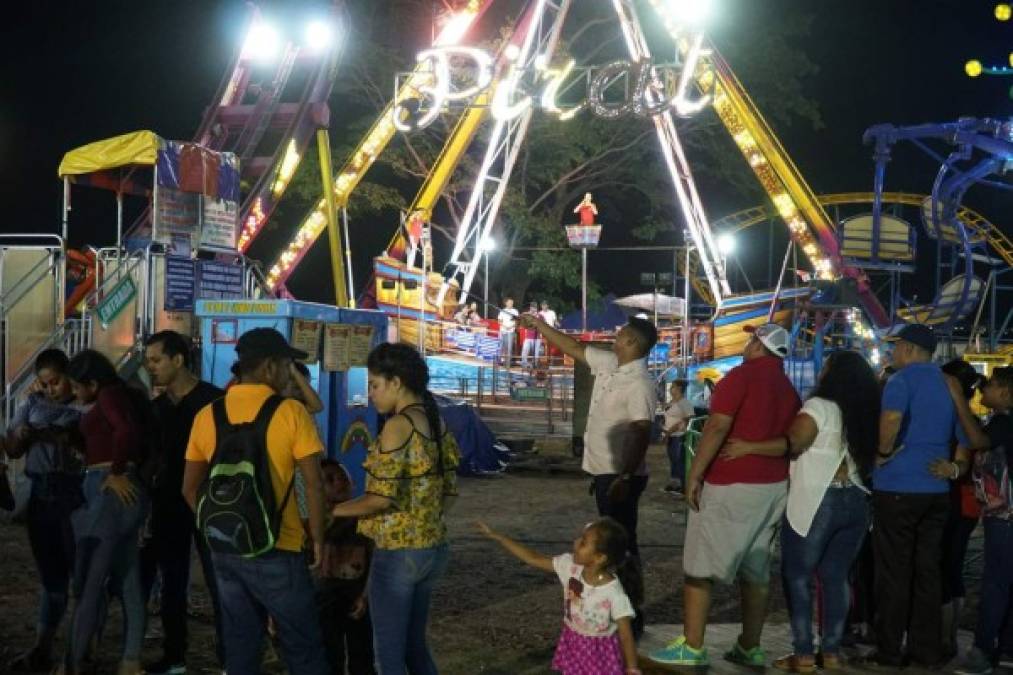 Desde el inicio de semena las familias se dan cita en los juegos mecánicos para disfrutar de la feria.