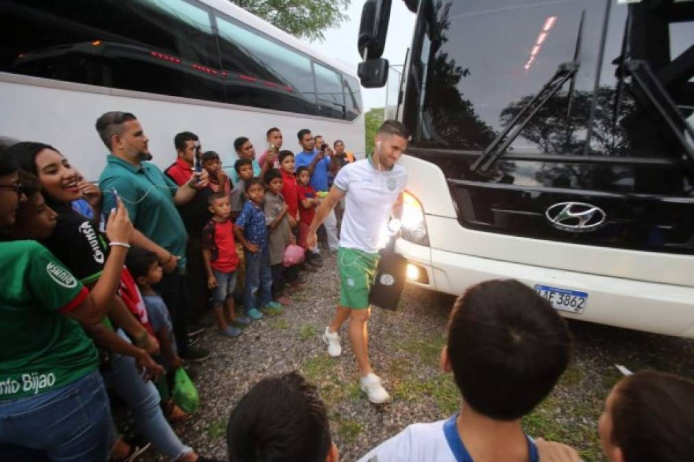 Así fue la llegada del Marathón a Choluteca. Varios aficionados esperaron al plantel en las afueras del estadio.