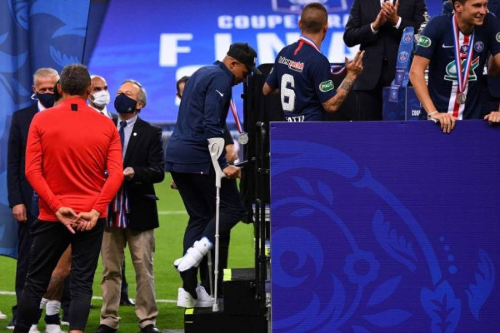 Mbappé subió a la tarima para recoger su medalla de campeón de la Copa de Francia y celebrar con sus compañeros.