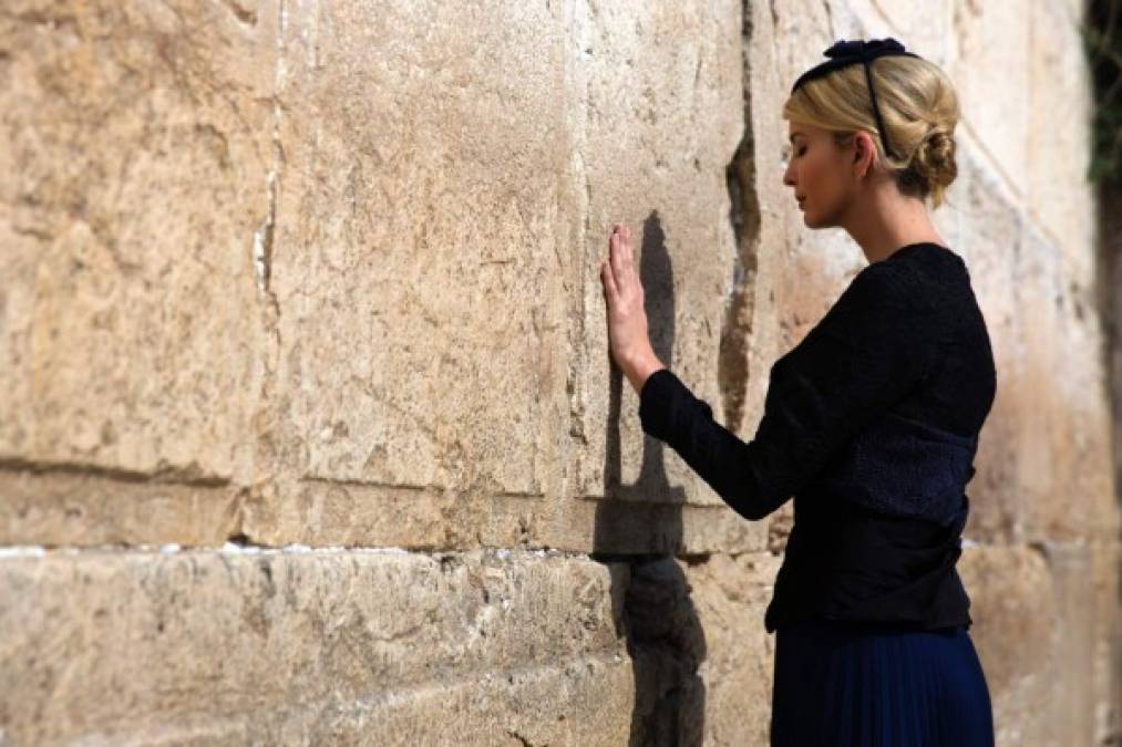 Ivanka Trump, la hija predilecta de Trump y también su consejera presidencial, también elevó una oración en el muro de los Lamentos.