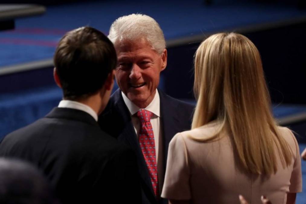 El ex presidente Bill Clinton junto a Ivanka Trump charlan previo al inicio del debate.
