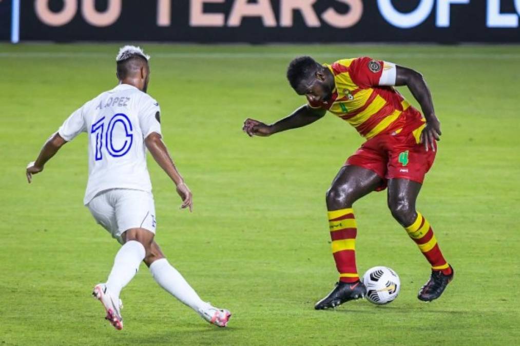 Alex López repartió magia en el centro campo y así eludió la marca del capitán de Granada, Aaron Pierre.