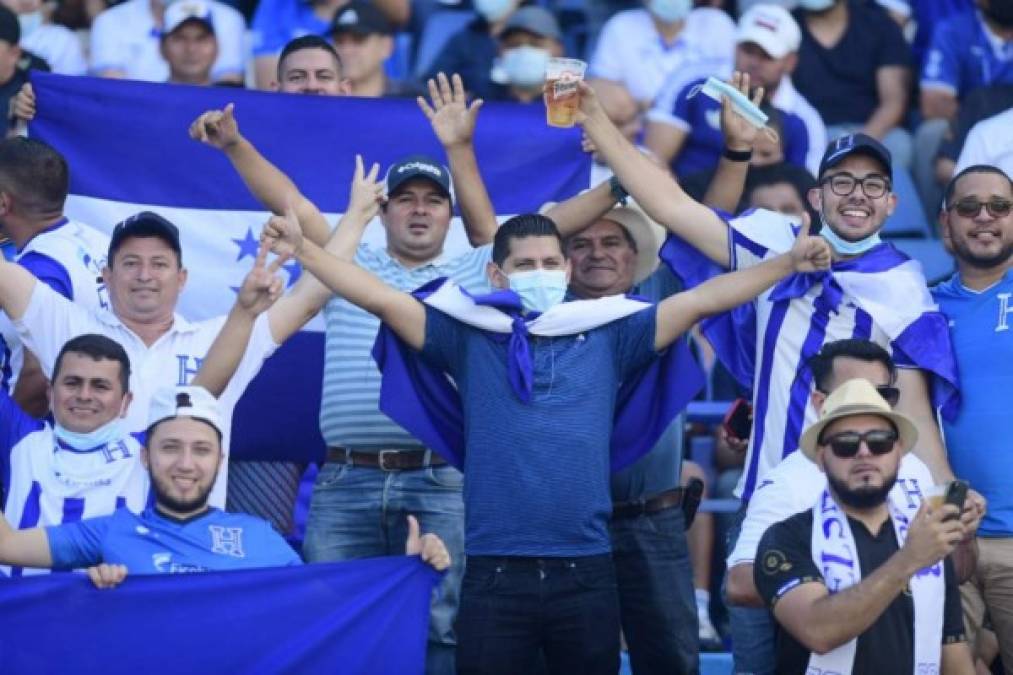 Ambas aficiones comparten los colores de sus banderas en un mismo ambiente.