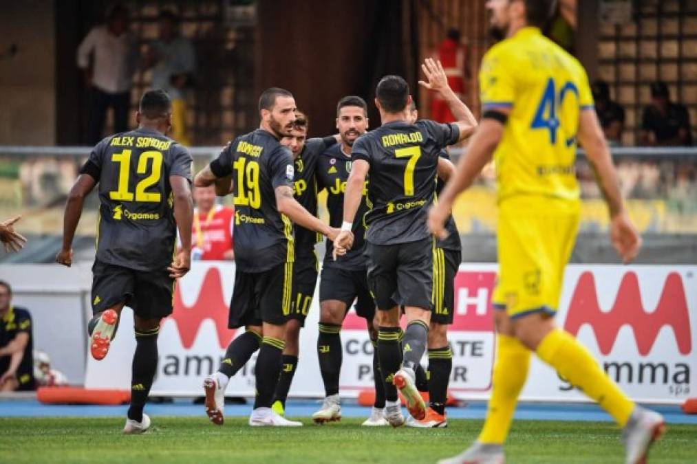 Cristiano Ronaldo corre a celebrar el gol Sami Khedira, el primero de la temporada de la Serie A.