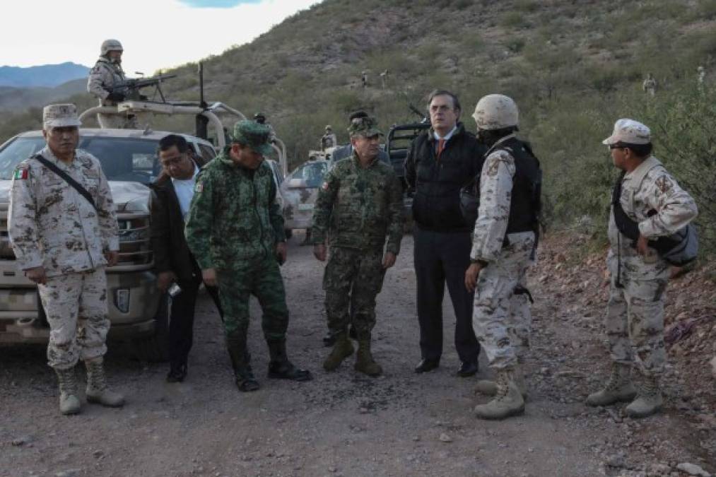 Un día después de la masacre, el canciller mexicano Marcelo Ebrard visitó el lugar para dar sus condolencias a los familiares de las víctimas.