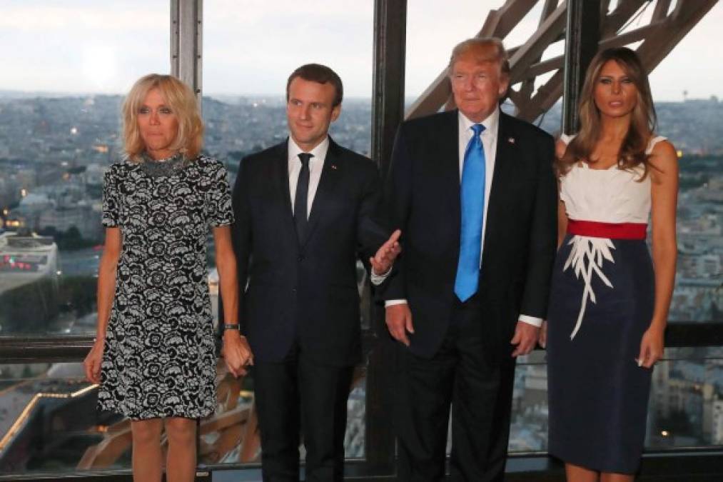 Las parejas presidenciales de Francia y Estados Unidos posaron en el restaurante de la torre eiffel.