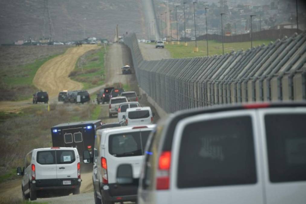 En una inédita imagen, la caravana presidencial recorrió la valla fronteriza en San Diego, California, donde fueron erigidos los gigantes prototipos del muro que el magnate pretende construir en dicha frontera.