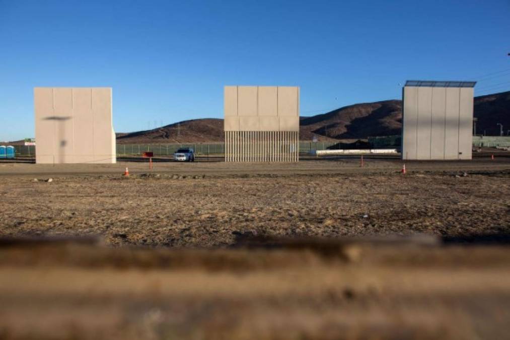 Grandes murallas de concreto, de metal o con picos en su cúspide se erigen en el desierto que comparten Estados Unidos y México. Visibles desde las polvorientas calles de la mexicana Tijuana, son los prototipos para el muro fronterizo que prometió el presidente estadounidense Donald Trump.