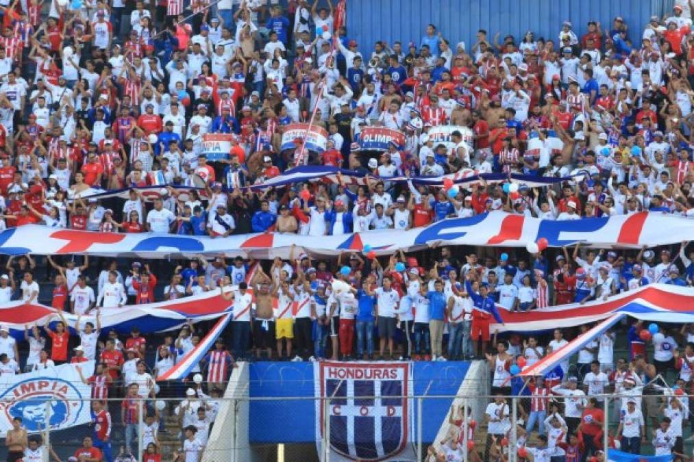 La Ultra Fiel apoyando al Olimpia.