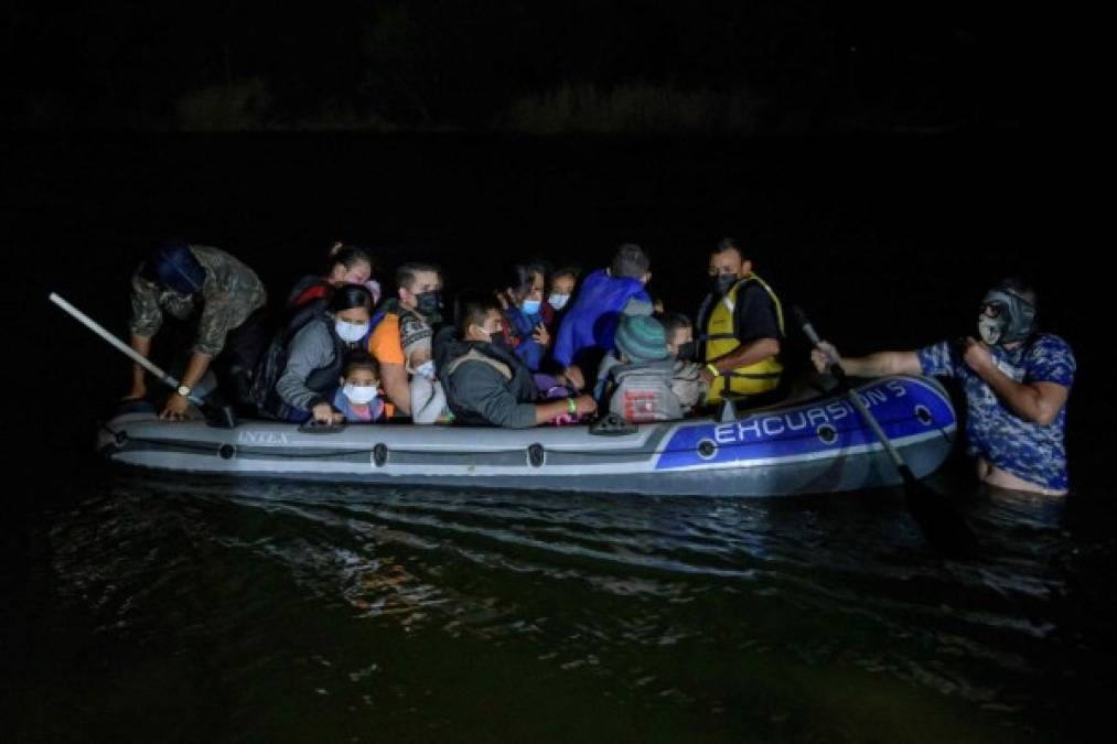 Este martes partió una nueva caravana de más de 400 migrantes desde San Pedro Sula, Honduras, pese a las advertencias de Guatemala y México que han desplegado sus fuerzas de seguridad para impedir el paso de los hondureños.