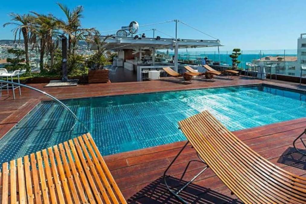 La piscina con solarium en la azotea del Hotel MiM de Messi en Sitges.