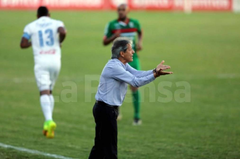 Carlos Restrepo, técnico del Olimpia, dando indicaciones al pie de campo.