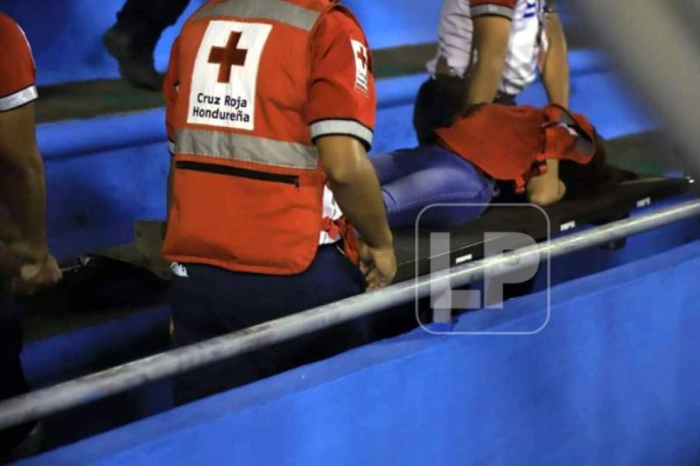La Cruz Roja Hondureña también tuvo trabajo, asistió a esta aficionada que se desmayó.