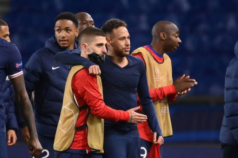 Neymar junto a Marco Verratti celebrando la clasificación a semifinales.