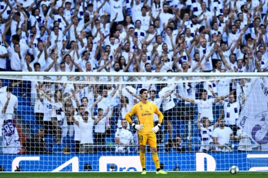 La cara que le quedó a Thibaut Courtois tras encajar el primer gol. En el fondo, la afición del Real Madrid alentando al equipo pese al tanto.