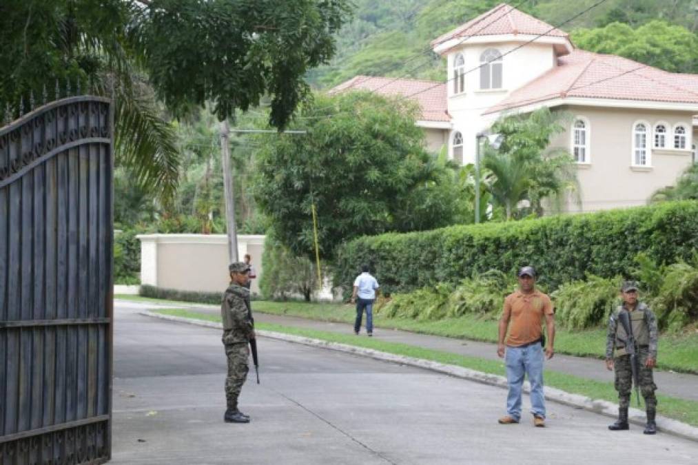 El acceso a las residencia de la familia Rosenthal en San Pedro Sula se encuentra restringido por las autoridades del Ministerio Público, quienes procedieron a asegurar varias empresas y casas.
