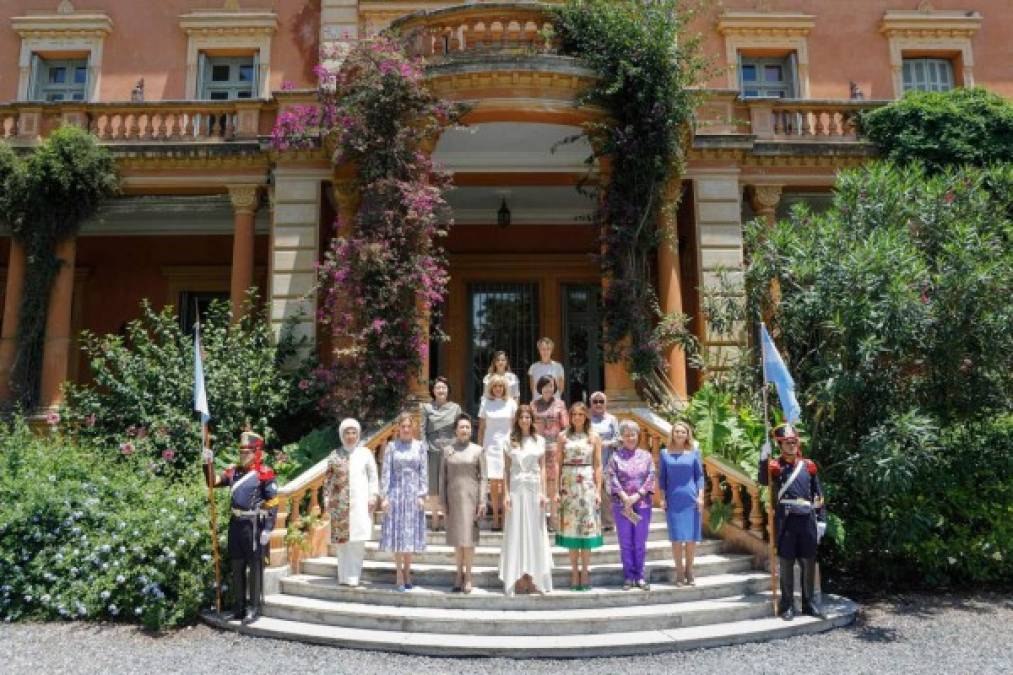 Un almuerzo en una residencia fuera de la ciudad, obsequios y un recorrido por un museo de arte Latinoamericano, son parte de lo previsto para este grupo de 14 mujeres y el de momento ausente esposo de la canciller alemana Angela Merkel, del que es anfitriona la primera dama local, Juliana Awada.