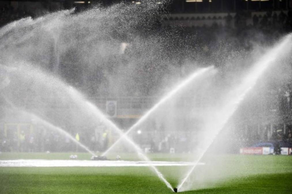 Antes del partido en el Tottenham Hotspur Stadium, se activaron los aspersores para que la cancha estuviera humeda para el juego.