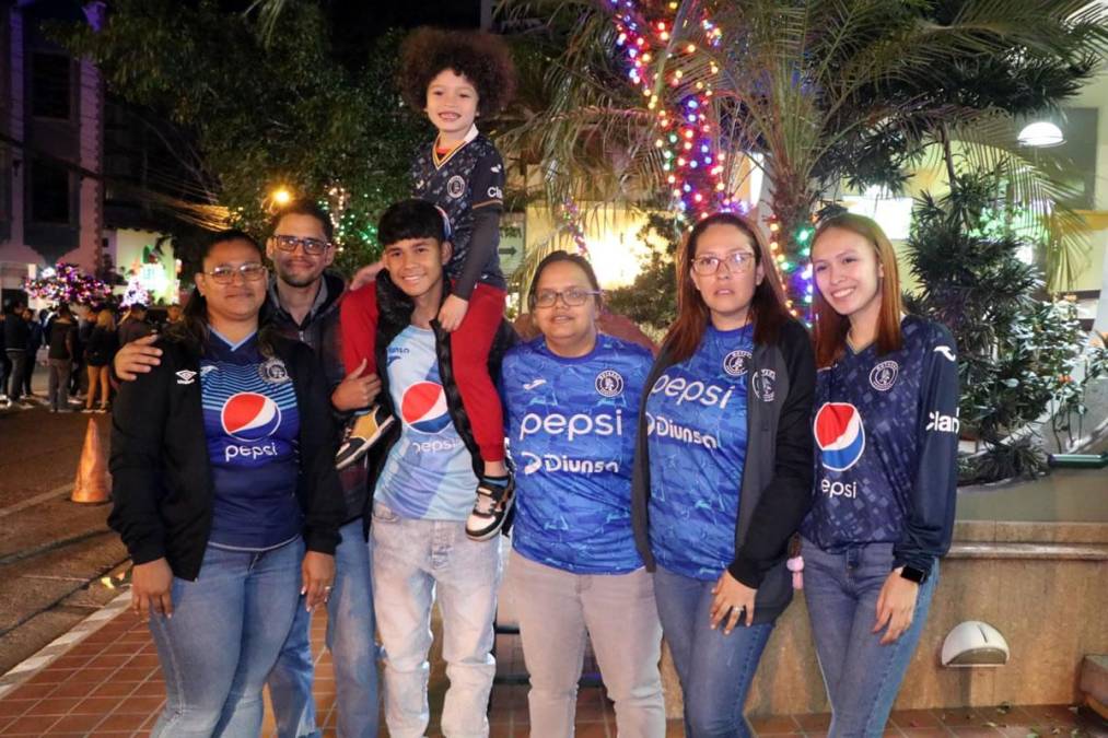 La afición del Motagua se acercó en horas de la noche al hotel de concentración de los jugadores del Ciclón Azul de cara a la gran final ante Olimpia.