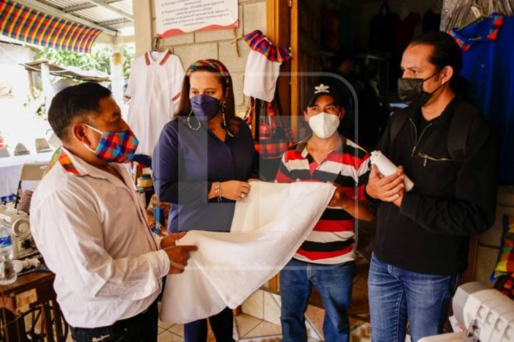 El textil color blanco fue fabricado en el Telar llamado Los Encinos ubicado en la comunidad del mismo nombre del municipio de Intibucá propiedad de Don Saturnino Gonzales, quien junto a su familia trabajaron la delicada tela en el occidente de Honduras.