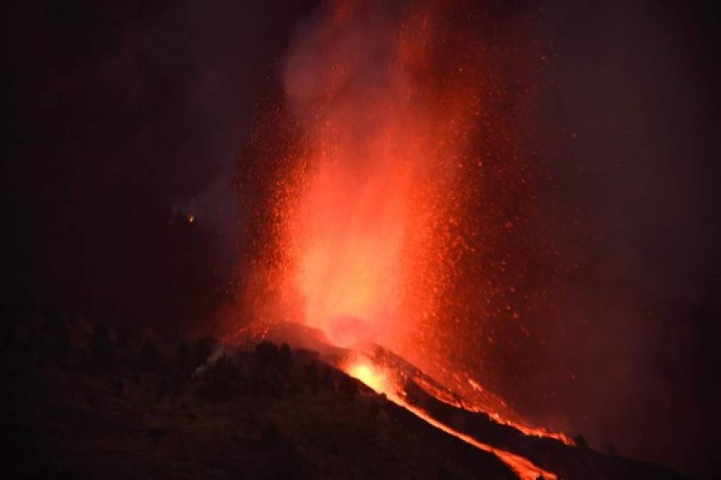 El gobierno regional de Canarias precisó el lunes por la mañana en Twitter que no preveía nuevas erupciones por el momento, ya que las coladas de lava se dirigen ahora 'hacia el mar'.