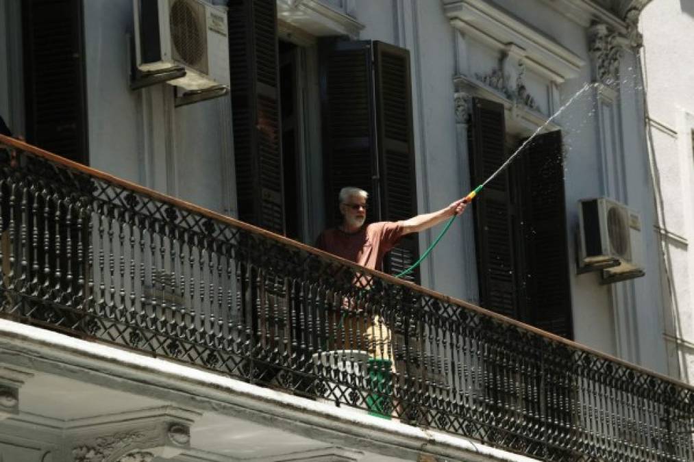 - Guerra de agua- <br/><br/>En Monevideo, Uruguay, celebran cada final de año nuevo con la tradición de romper calendarios y tirar agua por las ventanas a los transeúntes que pasan por las calles del barrio Ciudad Vieja en donde se concentra parte de la actividad económica del lugar.