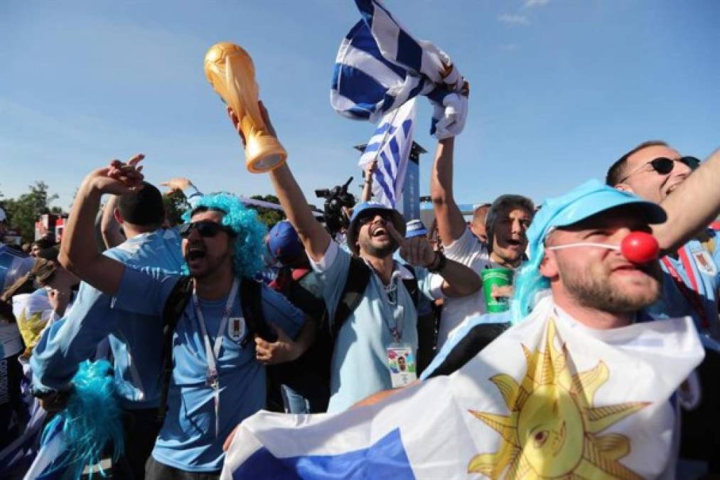 Aficionados uruguayos festejan a lo grande con una réplica de la Copa del Mundo. Foto EFE
