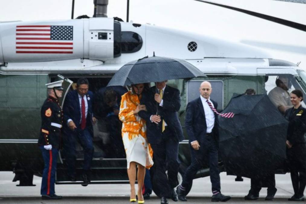 Trump tuvo un gesto caballeroso con su esposa al protegerla de la lluvia cuando se aprestaban a abordar el Air Force One en el aeropuerto de Haneda, Tokio.