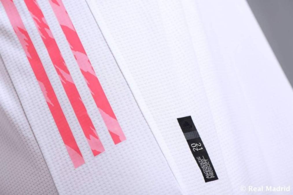 Adidas también explicó que al blanco tradicional del club la camiseta local incorpora tonos rosas, inspirados en la elástica visitante de la campaña 2014-15, que emergen desde las tres bandas y llegan al cuello.