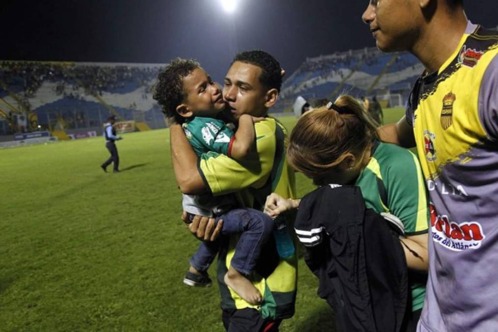 Pesadilla. Un niño es cargado en brazos por un familiar para ponerlo a salvo.