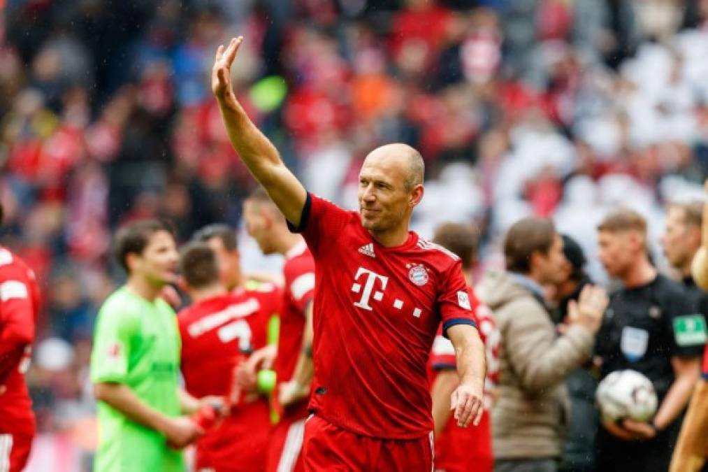 La mayoría de la afición alemana pensó que Robben se iría a otro equipo pero decidió retirarse inmediatamente. Nunca se olvidará sus lesiones y su paso fallido por el Real Madrid.