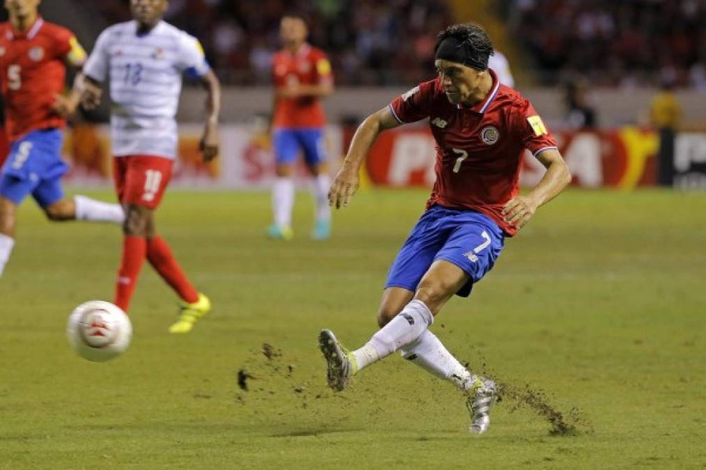 El mediocampista Christian Bolaños de Costa Rica destaca en el 11 ideal.