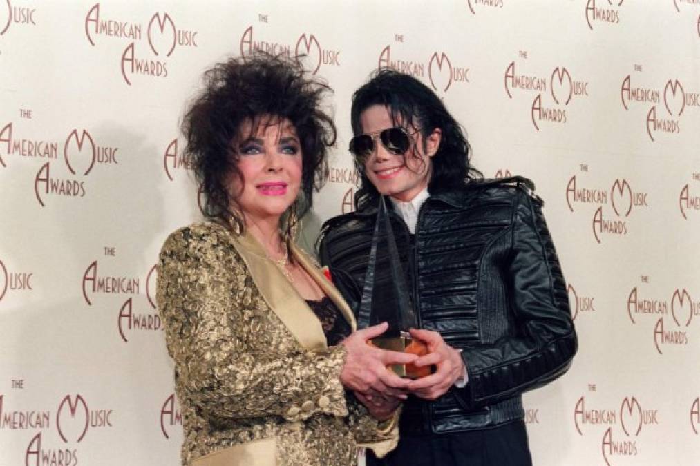 31. La primera persona que se dirigió a Michael como el 'El Rey del Pop” fue su gran amiga y socia: la actriz, Elizabeth Taylor.<br/><br/>32. Michael también tuvo apariciones en el cine una de ellas fue la cinta dirigida por Sidney Lumet en 1978 , se trata de una curiosa versión del Mago de OZ, donde Michel Jackson encarnaba al espantapájaros, compartiendo protagonismo con a una espléndida Diana Ross.<br/>