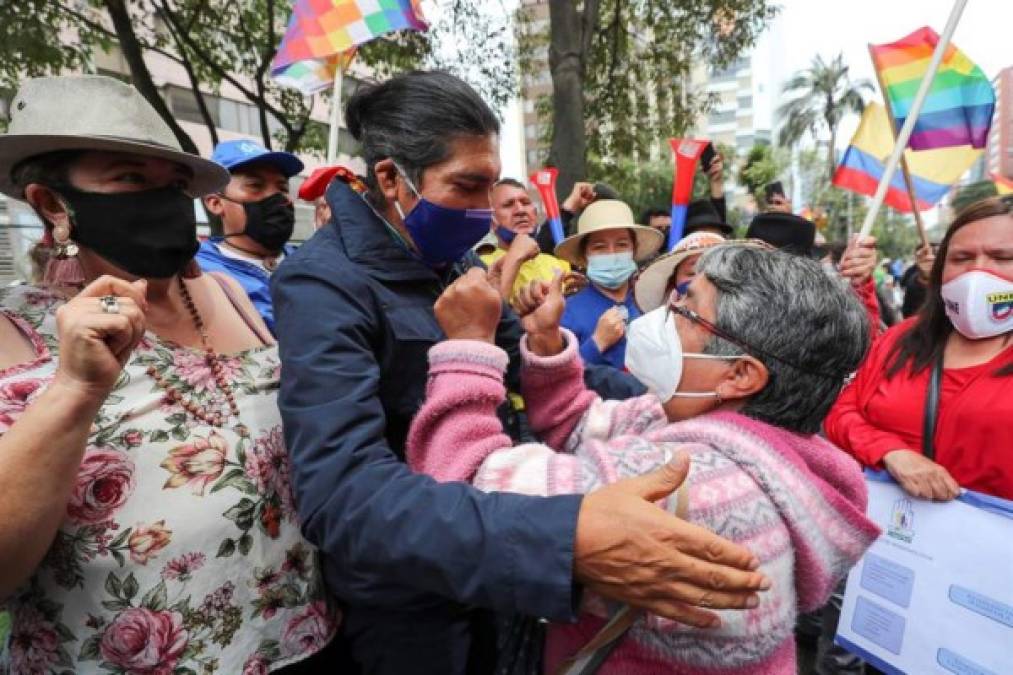 Hijo de peones de hacienda, Pérez -actual prefecto (gobernador) de la provincia de Azuay (sur)- promete ser 'el primer presidente hijo de un analfabeto'. Su madre Rosa solo cursó tres años de escuela.