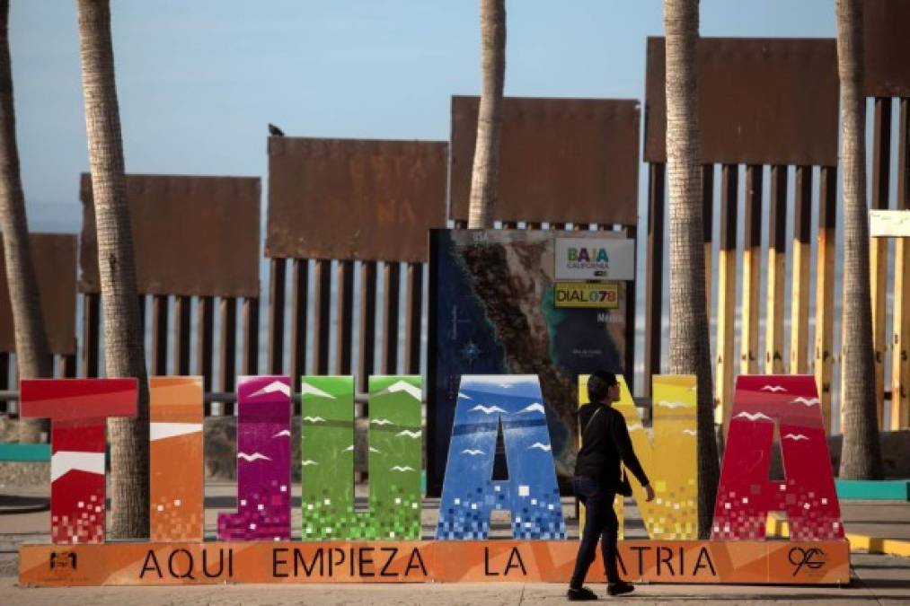 'Aquí empieza la Patria' se lee en un letrero de Tijuana, México.