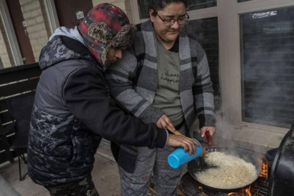 Los inmigrantes también se las ingenian para cocinar durante el apagón que ha afectado a varios comercios y empresas en todo el estado de Texas.