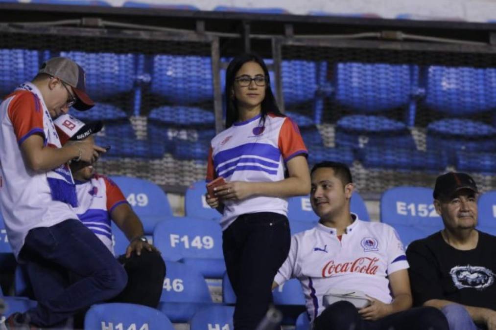 Esta linda aficionada del Olimpia cautivó en el sector de silla.