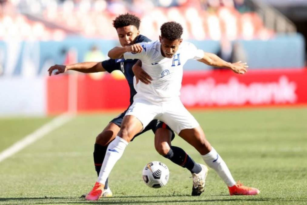 DENVER, COLORADO - JUNE 03: Weston McKennie #8 of USA fights for the ball against Antony Lozano #9 of Honduras in the first half during Game 1 of the Semifinals of the CONCACAF Nations League Finals of at Empower Field At Mile High on June 03, 2021 in Denver, Colorado. Matthew Stockman/Getty Images/AFP (Photo by MATTHEW STOCKMAN / GETTY IMAGES NORTH AMERICA / Getty Images via AFP)