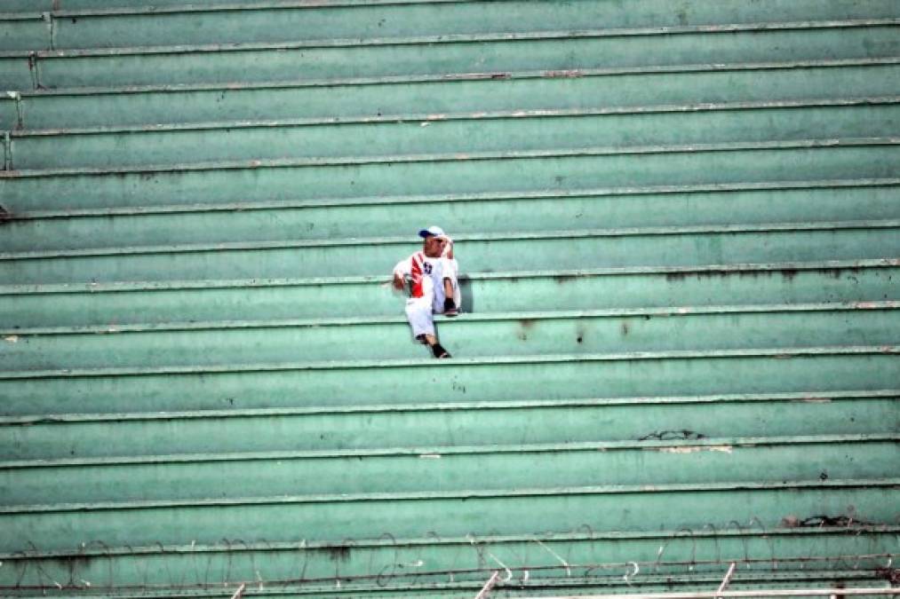 Un solitario aficionado del Olimpia en el estadio Nacional.