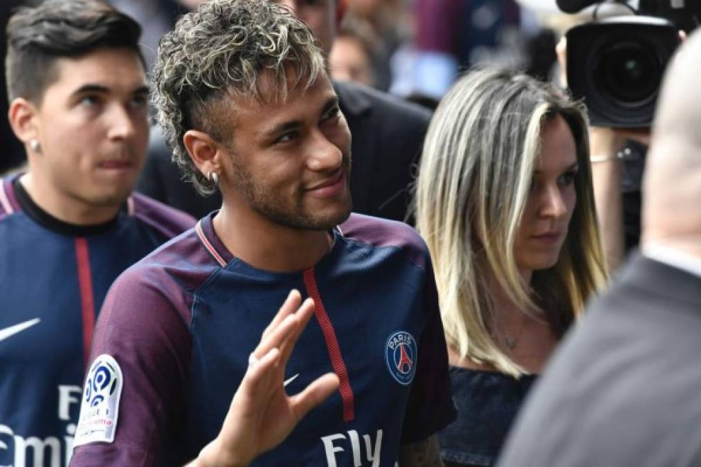 Neymar saludando a los aficionados del París Saint Germain.